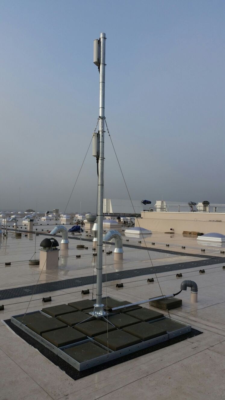 Antennenmast auf Flachdach
